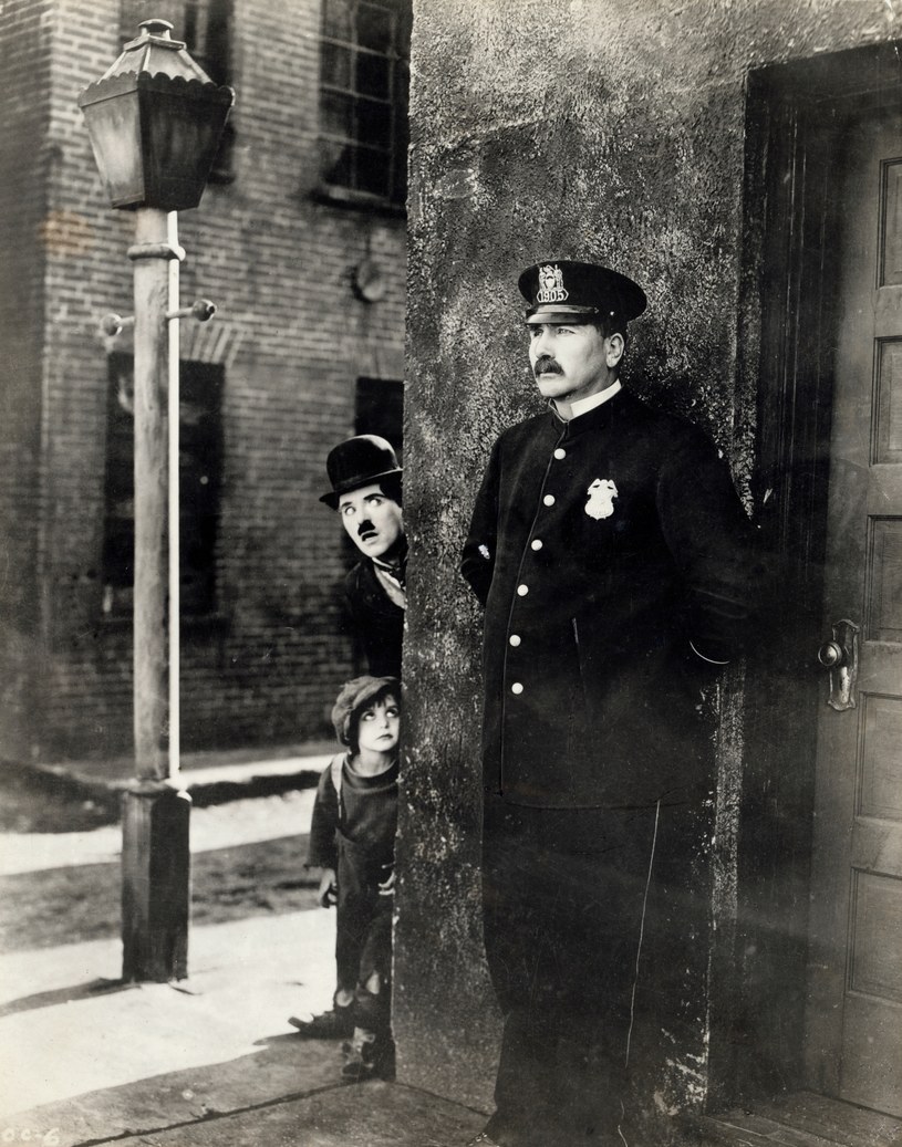 Charlie Chaplin i Jackie Coogan w filmie "Brzdąc" (1921) /George Rinhart/Corbis  /Getty Images