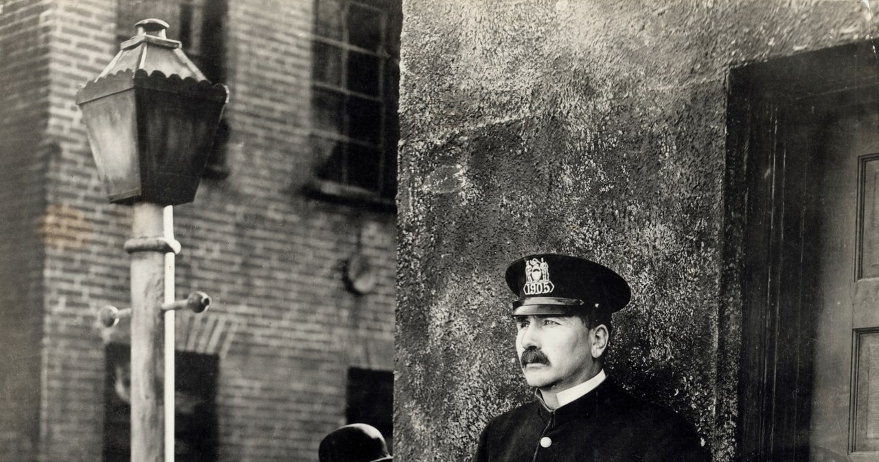 Charlie Chaplin i Jackie Coogan w filmie "Brzdąc" (1921) /George Rinhart/Corbis  /Getty Images