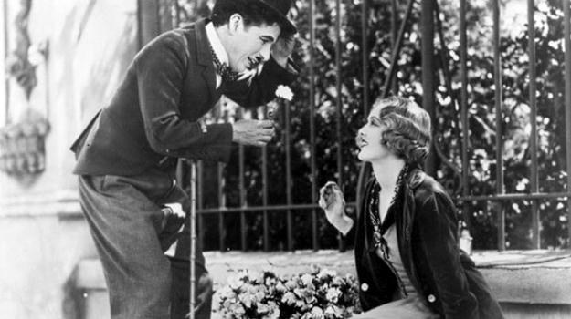 Charlie Chaplin i Virginia Cherrill w scenie z filmu "Światła wielkiego miasta" /materiały prasowe
