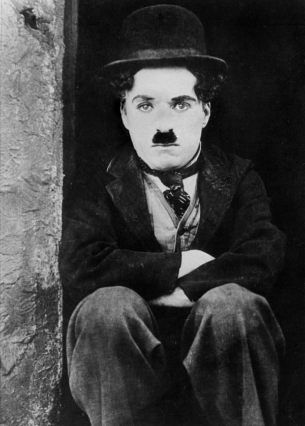 Charlie Chaplin. Kadr z filmu "Brzdąc" z 1921 roku /AFP