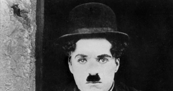 Charlie Chaplin. Kadr z filmu "Brzdąc" z 1921 roku /AFP