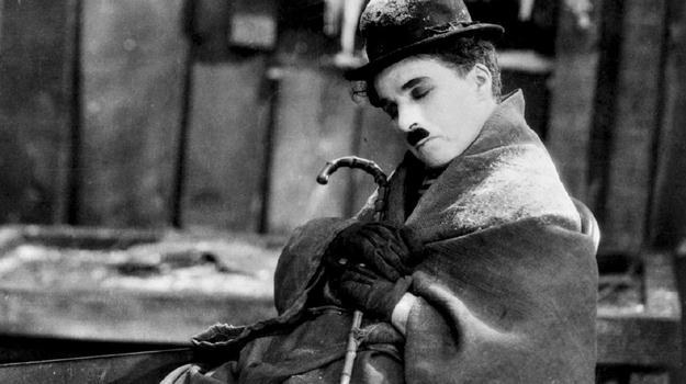 Charlie Chaplin nawet w czasie snu nie rozstawał się ze swoim melonikiem i laską /materiały prasowe