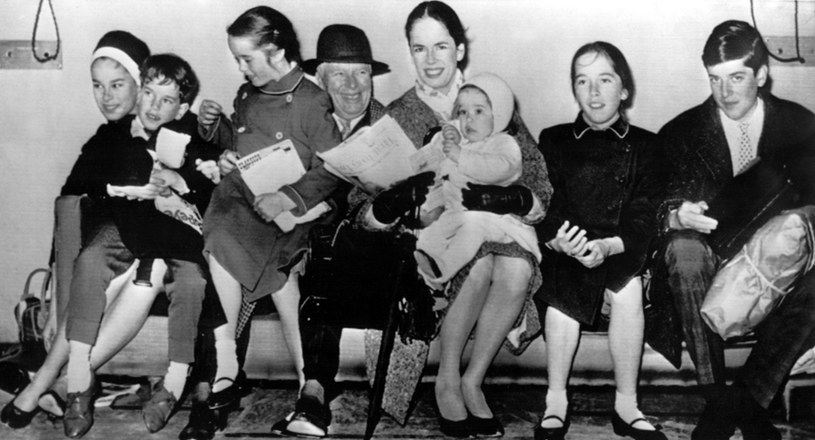 Charlie Chaplin pośród swoich dzieci /Everett Collection /East News