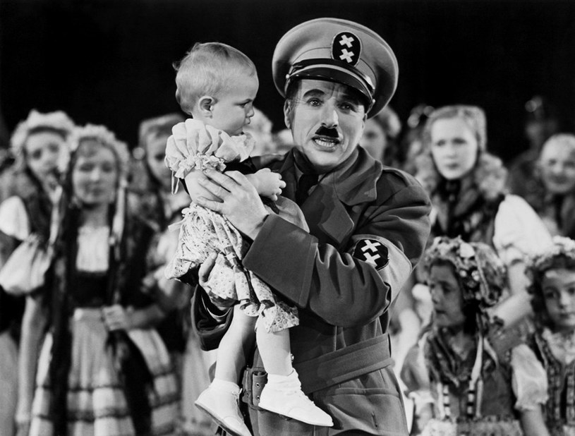 Charlie Chaplin w scenie z filmu "Dyktator" /AF Archive/Mary Evans Picture Library /East News
