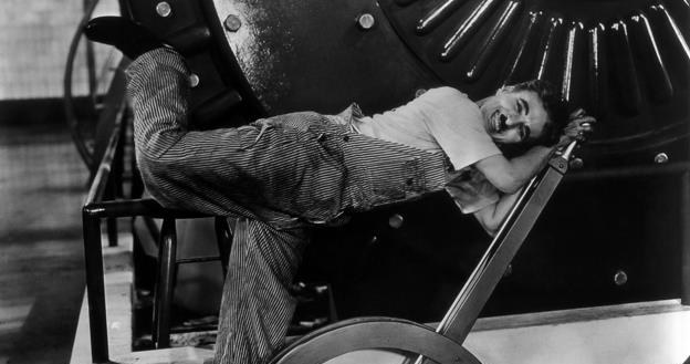 Charlie Chaplin w scenie z filmu "Dzisiejsze czasy" /materiały dystrybutora
