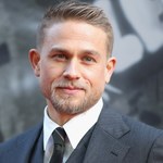 Charlie Hunnam w trzeciej odsłonie hitu Netfliksa. Prace nabierają tempa