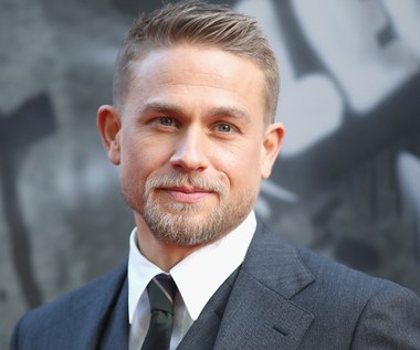 Charlie Hunnam w trzeciej odsłonie hitu Netfliksa. Prace nabierają tempa