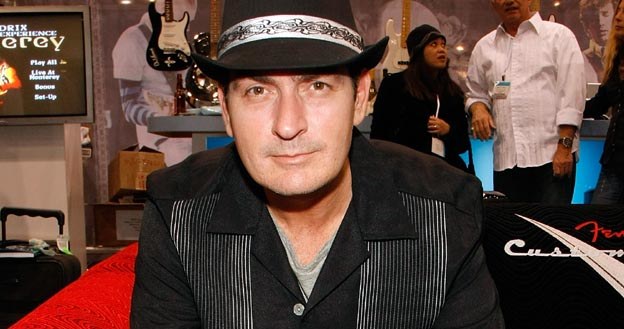 Charlie Sheen przez najbliższe dwa sezony występował będzie w "Dwóch i pół" - fot. Ethan Miller /Getty Images/Flash Press Media