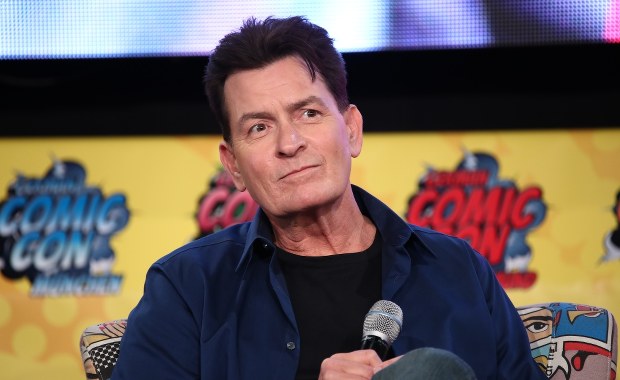 Charlie Sheen zaatakowany w swoim domu. Sąsiadka próbowała go udusić