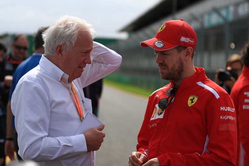 Charlie Whiting w rozmowie z Sebastianem Vettelem... 13 marca 2019 roku... /Getty Images