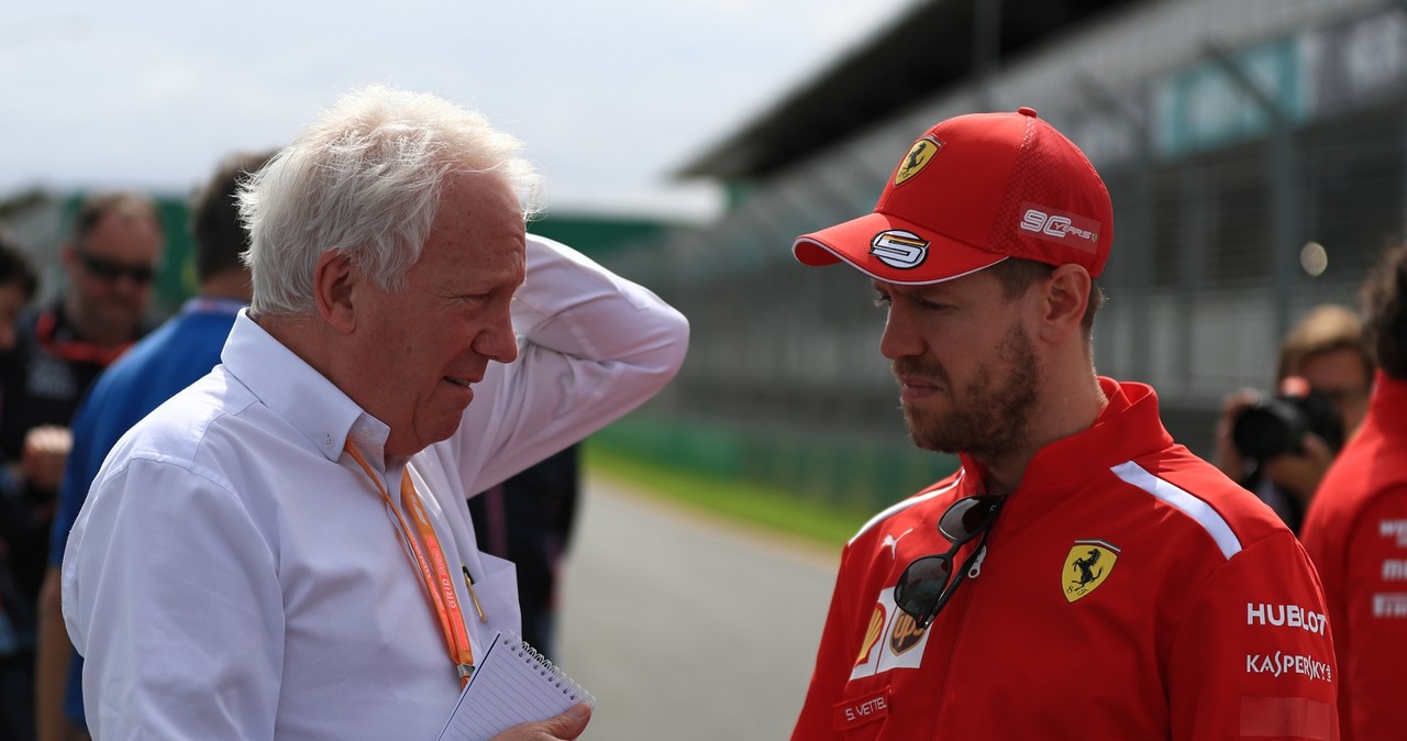 Charlie Whiting w rozmowie z Sebastianem Vettelem... 13 marca 2019 roku... /Getty Images