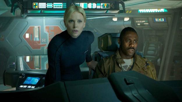 Charlize Theron i Idris Elba w scenie z filmu "Prometeusz" /materiały dystrybutora