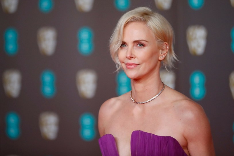 Charlize Theron może pochwalić się nieskazitelną cerą /Tolga AKMEN / AFP /East News