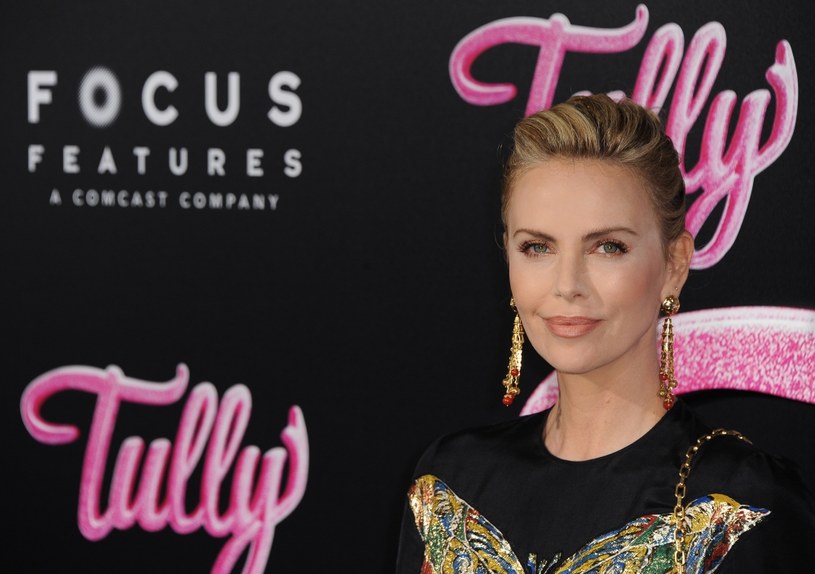 Charlize Theron to matka adopcyjna dwóch dziewczynek /buzzfuss /123RF/PICSEL
