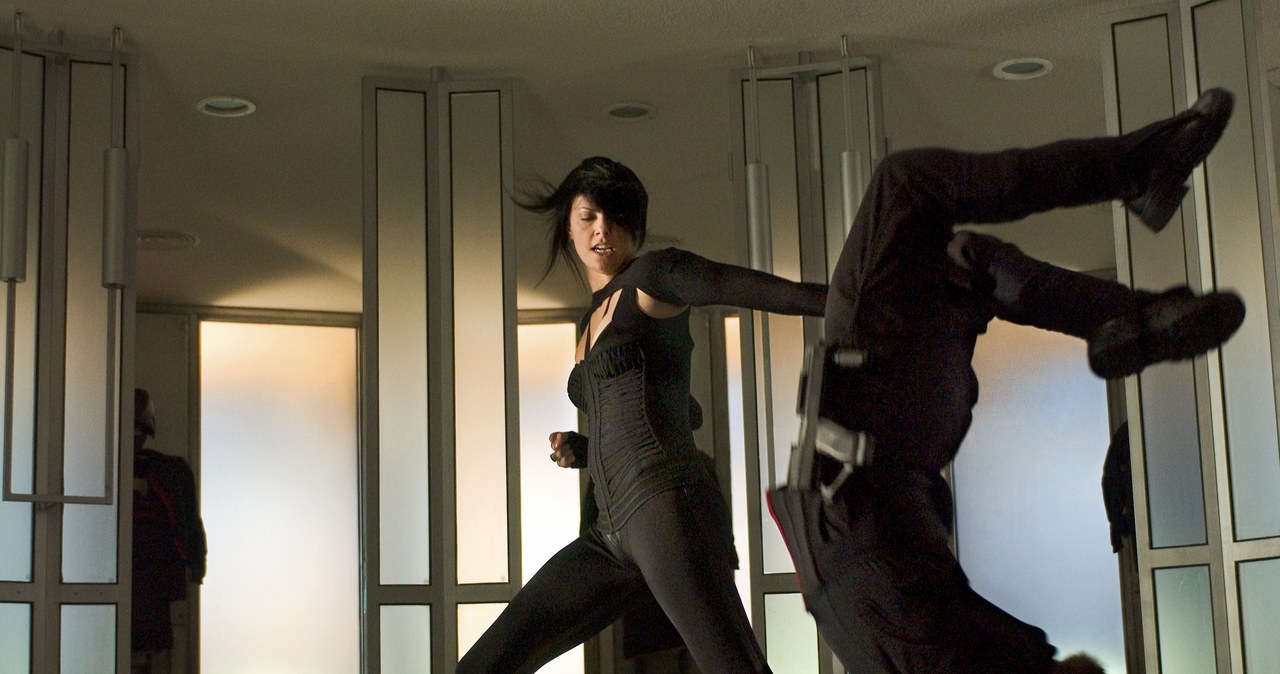 Charlize Theron w akcji w filmie "Aeon Flux" /© 2005 Paramount Pictures. All rights reserved /materiały prasowe