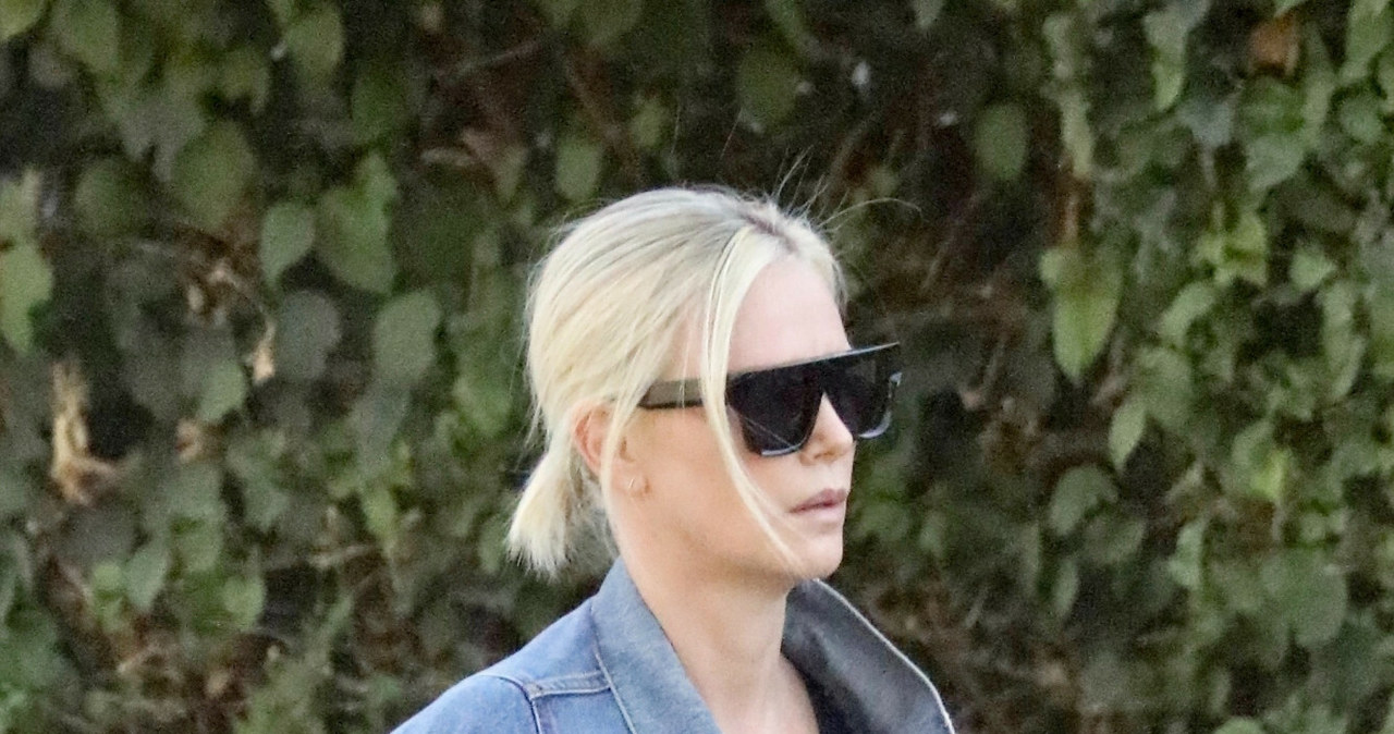 Charlize Theron w modnej jeansowej kurtce /BACKGRID /East News