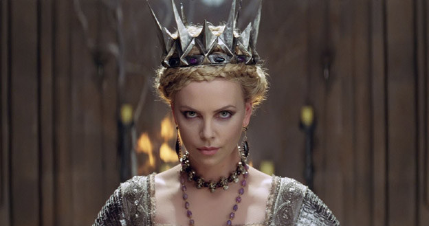 Charlize Theron w scenie z filmu "Królewna Śnieżka i Łowca" /materiały dystrybutora