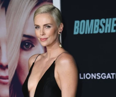 Charlize Theron zarzuca Stevenowi Seagalowi, że zachowuje się chamsko wobec kobiet