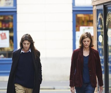 Charlotte Gainsbourg i Chiara Mastroianni w filmie "3 serca"