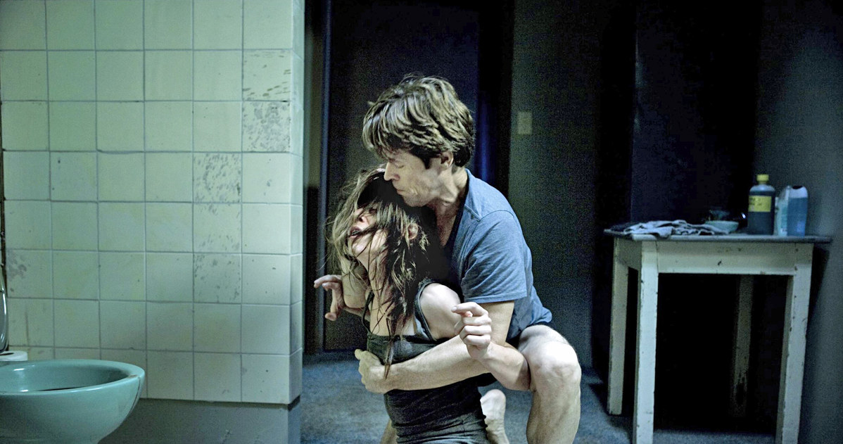 Charlotte Gainsbourg i Willem Dafoe w scenie z "Antychrysta" /Collection Christophel /East News