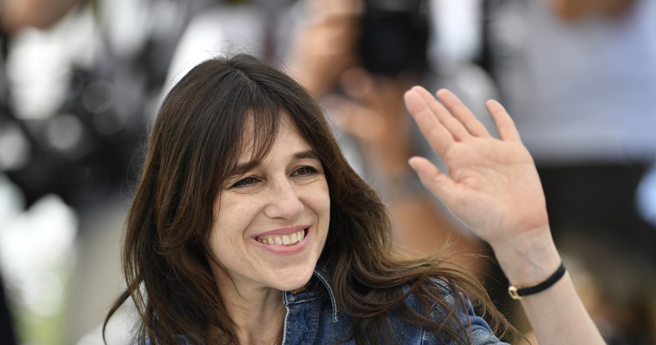 Charlotte Gainsbourg z ciałopozytywnej wersji "właśnie wstałam z łóżka" /Getty Images