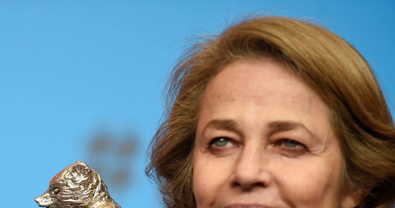 Charlotte Rampling z nagrodą za rolę w filmie "45 lat" podczas Berlinale 2015 /ODD ANDERSEN /AFP