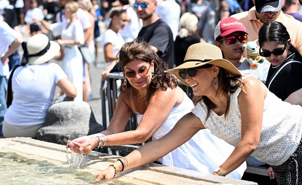 Charon nad Włochami. Na termometrach do 48 stopni