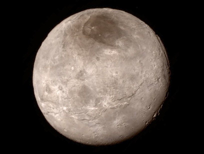 Charon – zdumiewająco odmienny w porównaniu z Plutonem /NASA