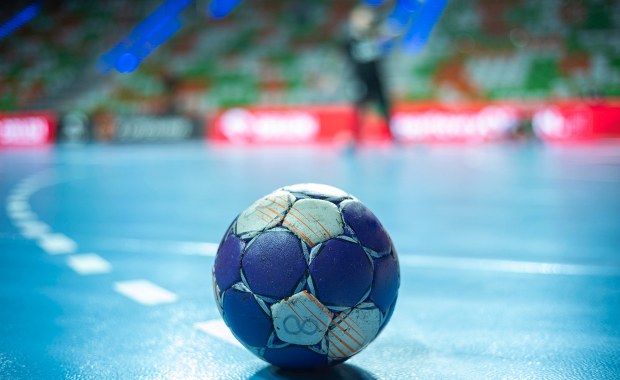 Charytatywny mecz piłki ręcznej w Kielcach. Prawnicy i lekarze grają dla dzieci