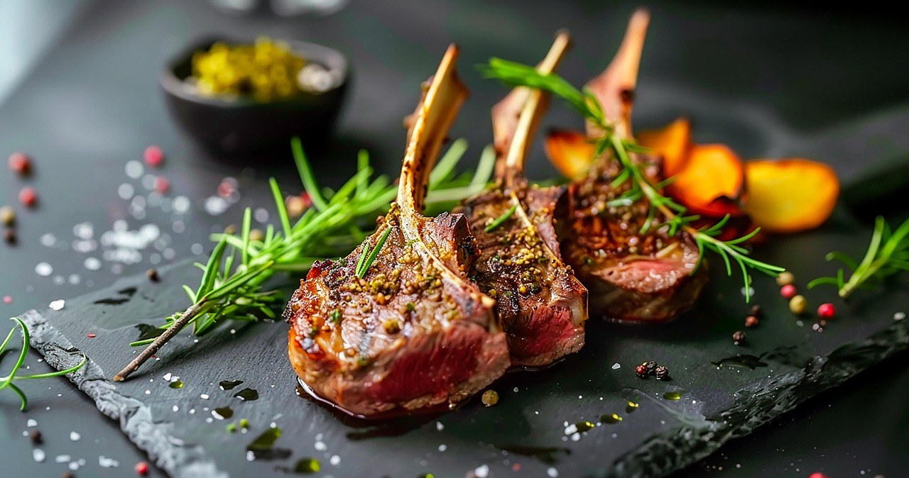 Часник, розмарин та чебрець підкреслюють натуральну соковитість м’яса і створюють ароматну скоринку при запіканні або смаженні /pixabay.com