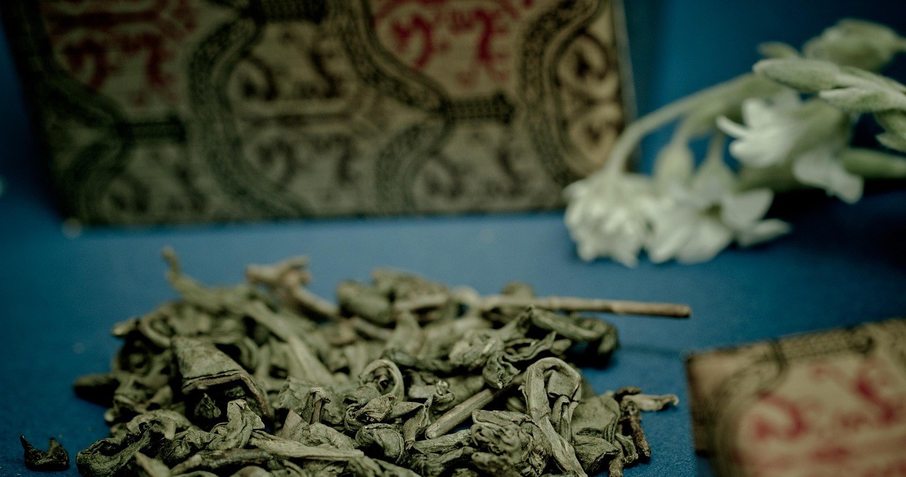 Чай гунпаудер має насичений, трохи терпкуватий трав’янистий післясмак, який залежить від способу заварювання /pixabay.com