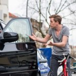 hulajnoga elektryczna Chcą nowego obowiązkowego systemu w samochodach. Wszystko przez dooring