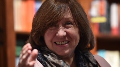 Chcą odebrać ławeczkę białoruskiej noblistce. "Powiedziała, że księża mówili: zabij Żyda"