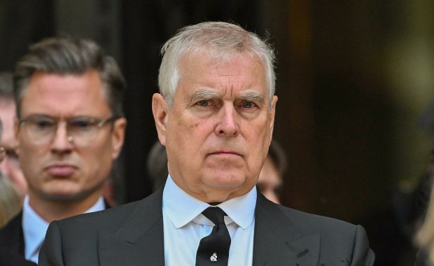 Chcą przyspieszyć wyprowadzkę Andrzeja. Król oferuje mu tymczasową posiadłość