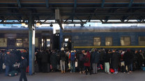Chcą uciec z Ukrainy. Tłumy na dworcu kolejowym w Kijowie