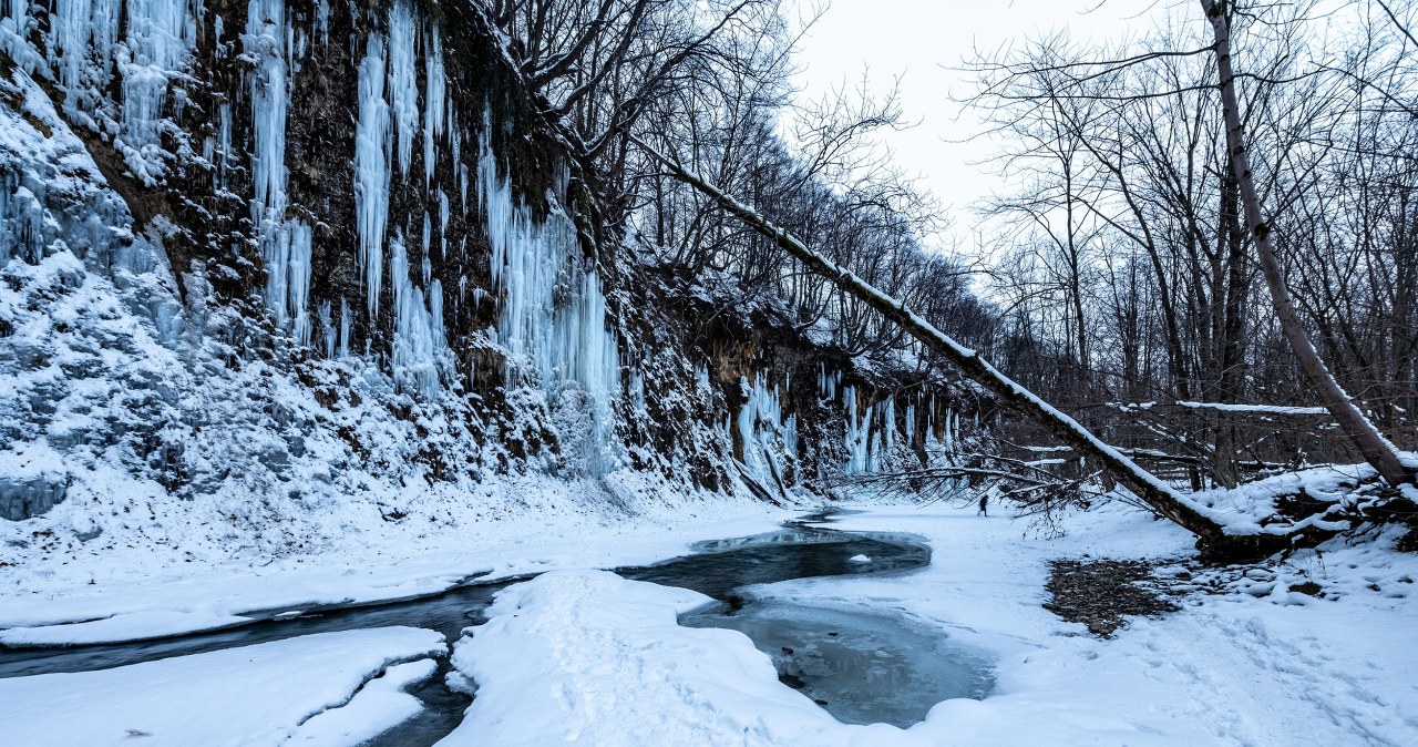 Chcąc dotrzeć nad lodospady w Rudawce Rymanowskiej, należy zachować szczególną ostrożność /East News