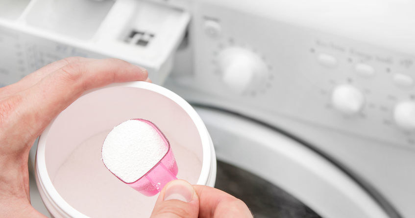 Chcąc pozbyć się plam z potu należy wsypać sodę oczyszczoną do szuflady pralki /123RF/PICSEL