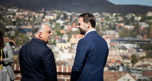 "Chcę pomóc, jak tylko mogę". J.D. Vance ruszył z odsieczą Orbanowi