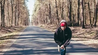 Chce przejechać przez Polskę na deskorolce. W szczytnym celu