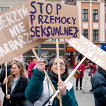 "Chcemy lekarzy, nie misjonarzy", "Moje ciało, moja sprawa!". Śląska Manifa przeszła ulicami Katowic