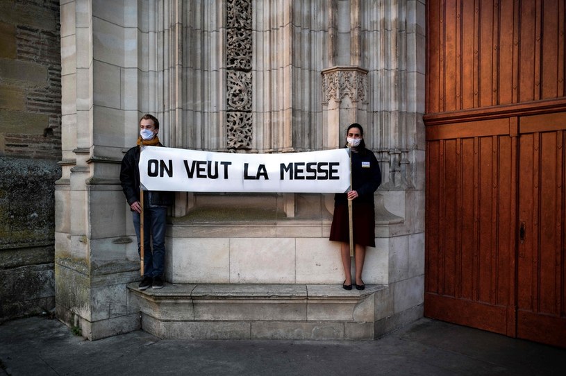 "Chcemy mszy" - domagają się Francuzi /AFP