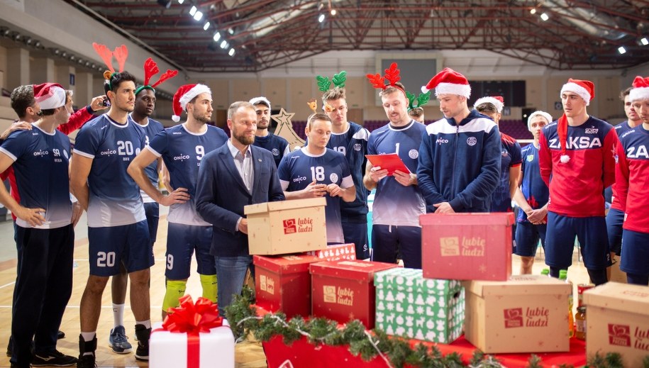 "Chcemy pomagać i chcemy pokazać ludziom, że pomoc jest bardzo potrzebna i nie ma w niej podziałów. Nie ma siatki, nie ma sędziego - są dwa zespoły, które łączy wspólny, piękny cel" /Szlachetna Paczka /Materiały prasowe