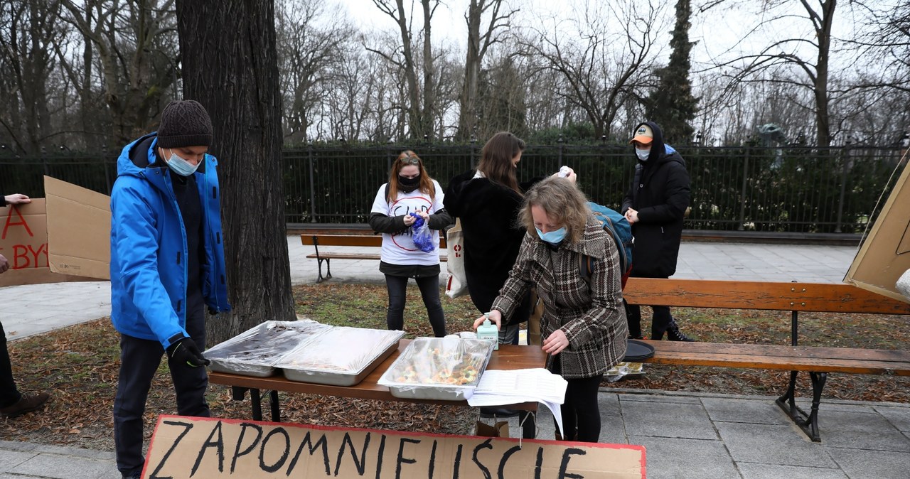 Chcemy pracować, nie protestować - przekonywali przedstawiciele branży turystycznej z Warmii i Mazur podczas pikiety przed kancelarią premiera /Rafał Guz /PAP