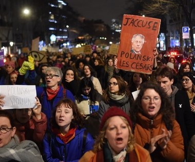 "Chcemy rzucić wyzwanie społeczności kina, która może wspierać Adele Haenel, potępiającą napaści seksualne, a jednocześnie z niesamowitą hipokryzją popiera Romana Polańskiego" - wyjaśniła Celine Piques, rzeczniczka feministek, organizujących protest.