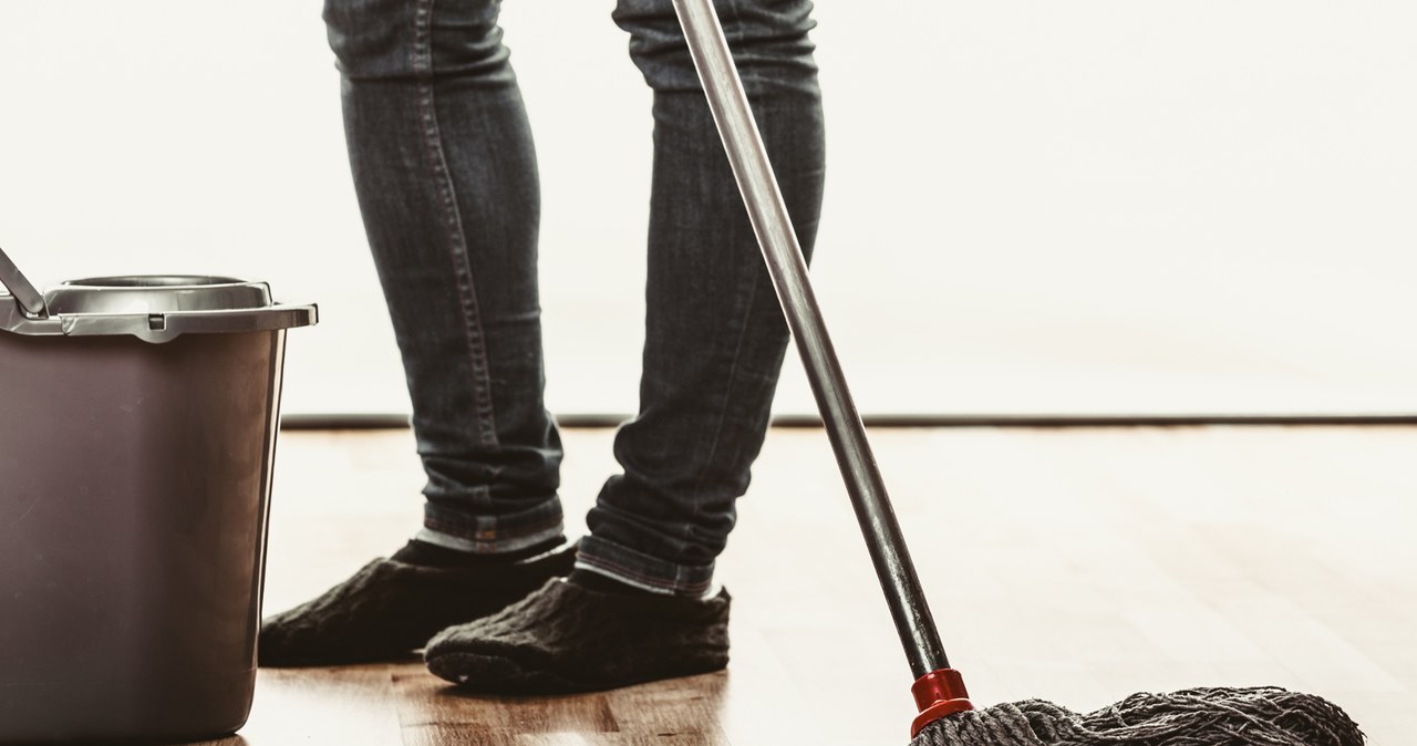Chcesz, aby panele pięknie błyszczały. Wystarczy pół szklanki tego spcyfiku. /123RF/PICSEL