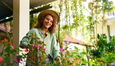 Chcesz, by twój ogród przez cały sezon był pokryty kwiatami? Posadź te gatunki 