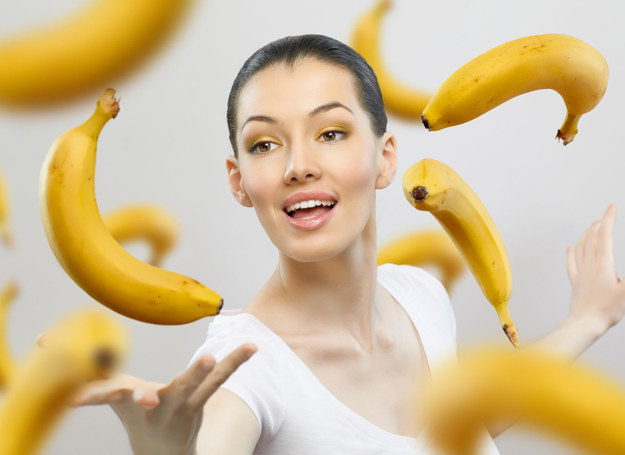 Chcesz być młodsza - jedz banany! /123RF/PICSEL