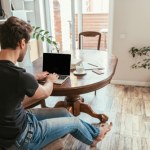 Chcesz czuć się szczęśliwszy w pracy? Wystarczy 5 minut 