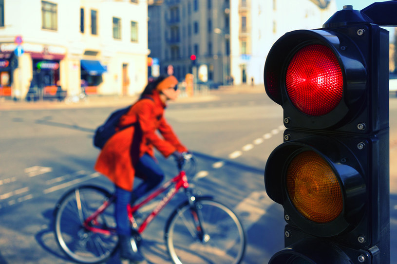Chcesz jechać rowerem lub hulajnogą po alkoholu? Włącz sobie czerwone swiatło /123RF/PICSEL