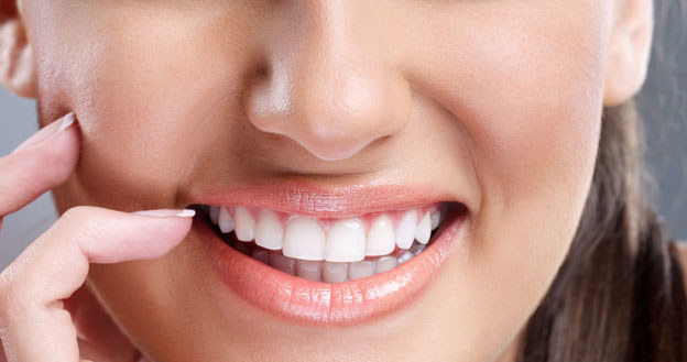 Chcesz mieć białe zęby i zdrowe dziąsła? Samo mycie nie wystarczy /123RF/PICSEL